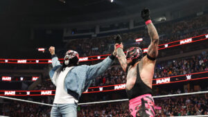 Penta retorna ao WWE RAW e salva Rey Mysterio