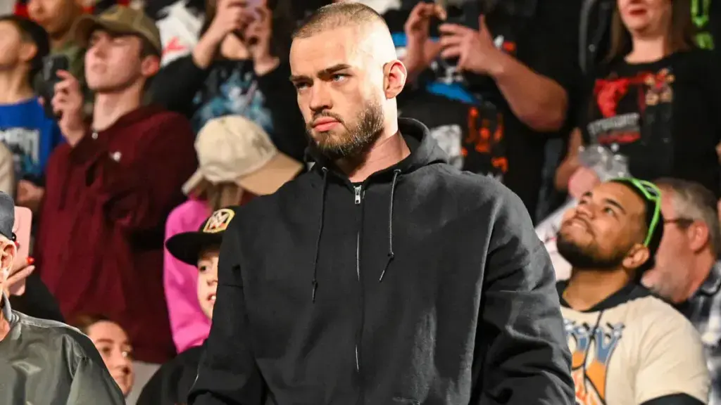 Austin Theory quebra o silêncio após ter sido revelado como o homem misterioso da WWE