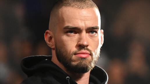 Identidade do homem encapuzado é revelada no WWE RAW