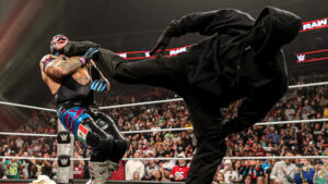 WWE tem usado múltiplos lutadores para interpretar o homem encapuzado no RAW