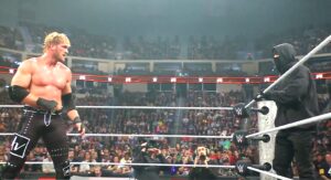 Identidade do homem encapuzado é revelada no WWE RAW