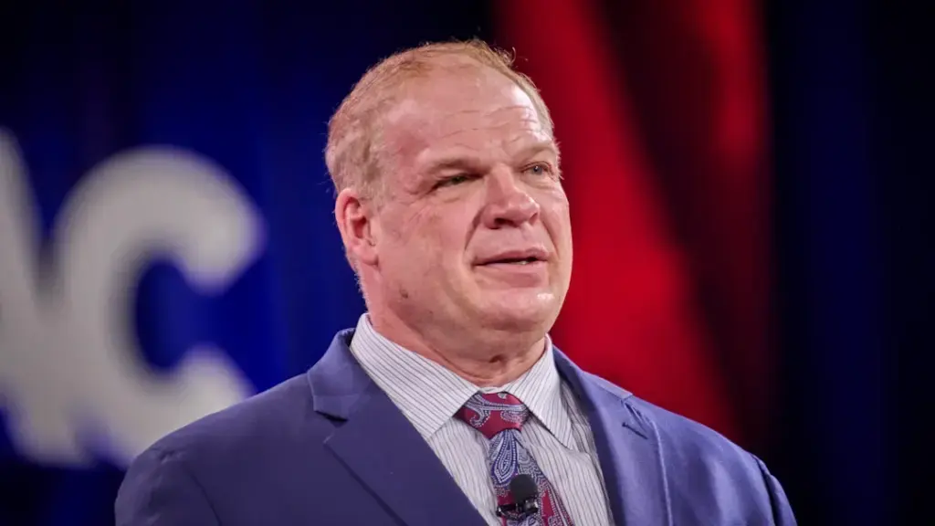 Kane comenta decisão de Mick Foley de se afastar da WWE devido a Donald Trump