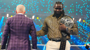 Oba Femi comenta a reação do público após seu combate com Cody Rhodes