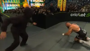 Homem encapuzado causa eliminação relâmpago de Bron Breakker no WWE Royal Rumble