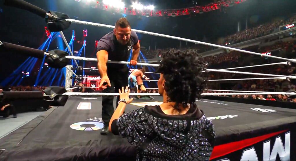 WWE comete grave erro no combate principal do RAW