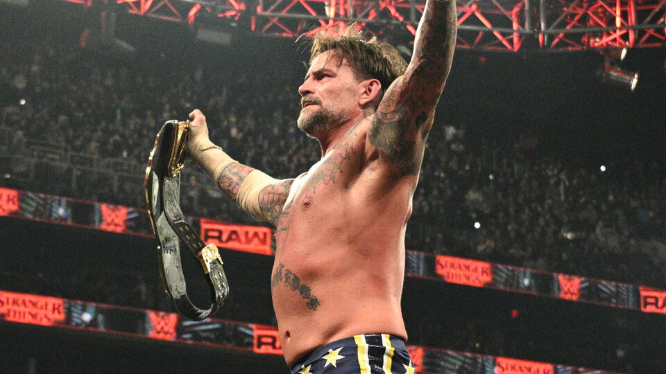 CM Punk surpreende e derrota Bron Breakker no evento principal do WWE RAW