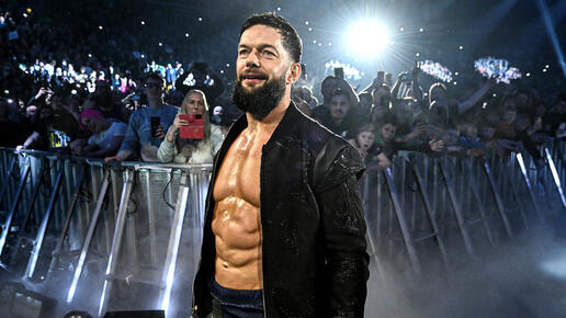 Finn Bálor faz discurso emocionante após o WWE RAW sair do ar