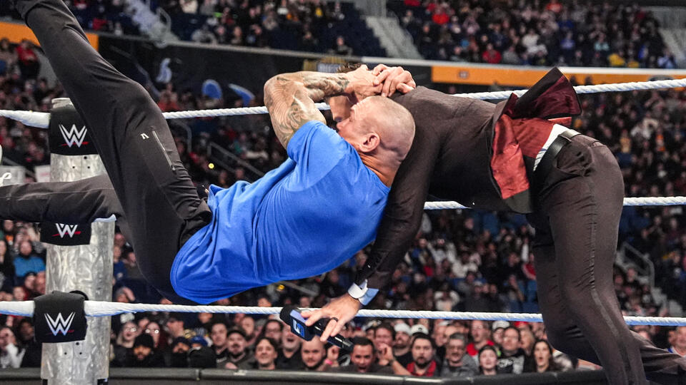 Randy Orton causa caos na abertura do WWE SmackDown
