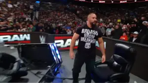 Bron Breakker quebra tudo no começo do WWE RAW