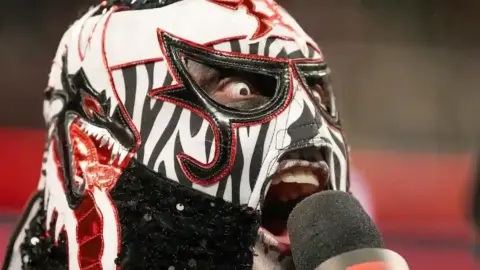 Penta Issues Stern Warning to Entire WWE Locker Room