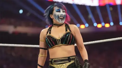 Asuka Reportedly Won’t Return to WWE Alone