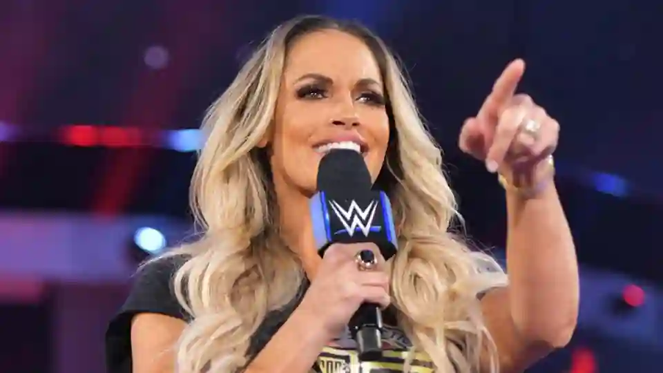 Trish Stratus Makes Major Announcement on SmackDown
