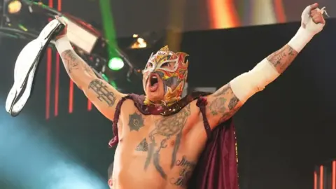 Rey Fenix Officially Signs With WWE