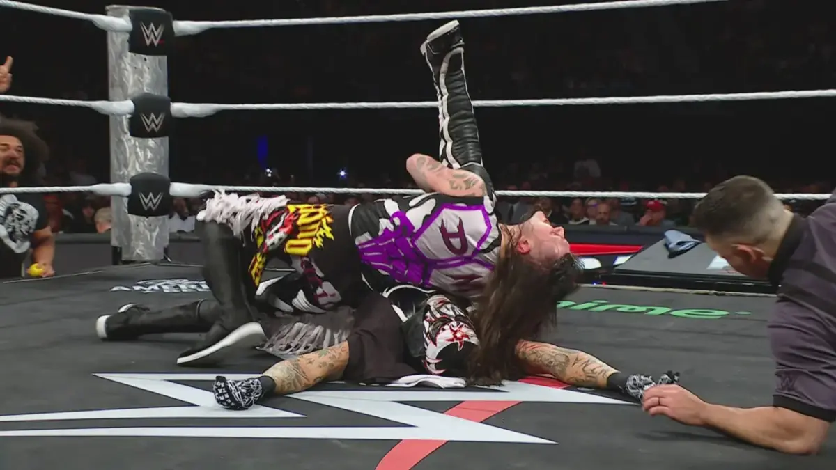 Dominik Retains WWE Intercontinental Championship on RAW After Being Helped by Surprise Return