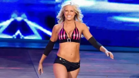 Kelly Kelly Officially Signs WWE Legends Deal
