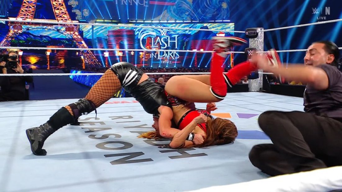 Becky Lynch Defeats Nikki Bella to Retain Women’s Intercontinental Title