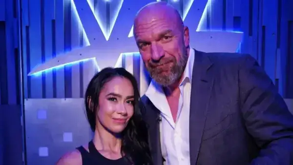 AJ Lee Officially Signs WWE Contract
