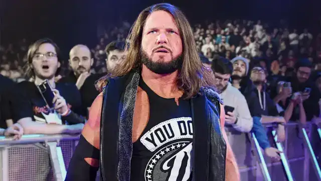 Hijo de AJ Styles acusa a la WWE de faltarle el respeto a su padre