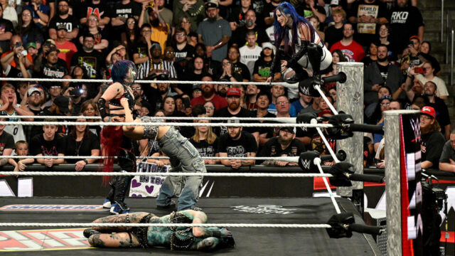 Asuka ataca a IYO SKY y Rhea Ripley en WWE RAW