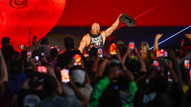 Ex campeón máximo de la WWE se rebela contra Brock Lesnar después de SmackDown