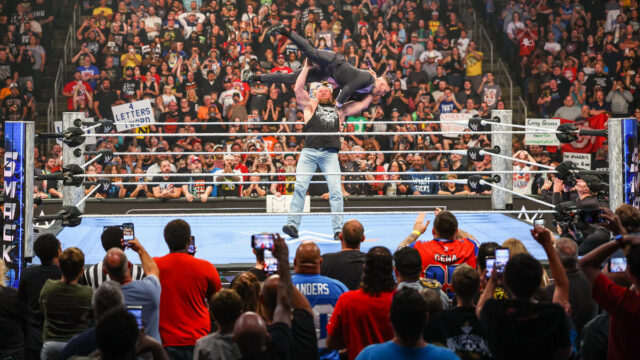 Brock Lesnar destroza a Corey Graves en WWE SmackDown