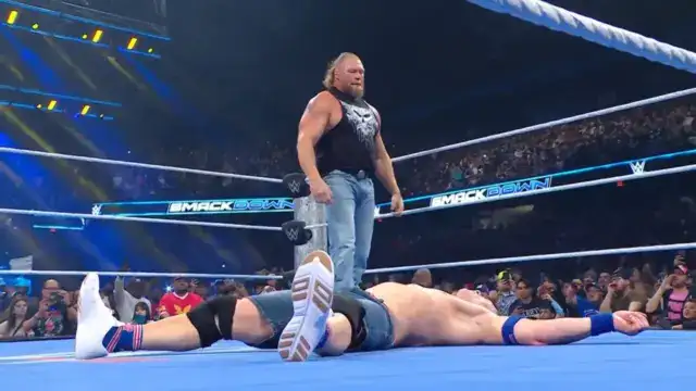Brock Lesnar destruye a John Cena en WWE SmackDown, lo que le cuesta una lucha por el título