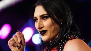 Rhea Ripley es atacada por un personaje de película de terror