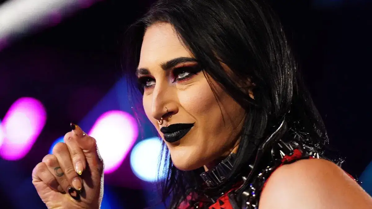 Rhea Ripley es atacada por un personaje de película de terror