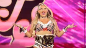 Tiffany Stratton hace su primera aparición en respuesta al controvertido anuncio de la WWE